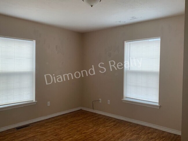 Building Photo - 3 Bedrooms / 1 Bath!  Cute and Charming Ho...