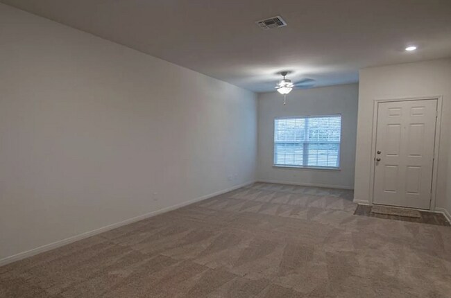 Building Photo - 5 Bedroom Available Now!