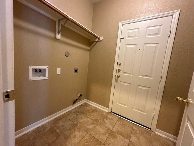 Building Photo - For Lease | 4 Bed, 2 Bath |2,280 Sq Ft | C...
