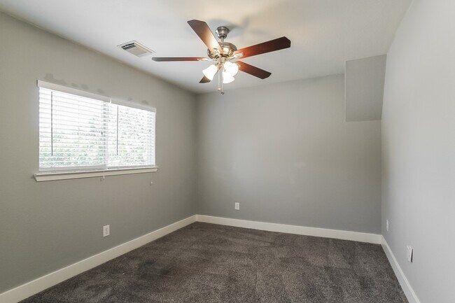 Building Photo - 419 Laurel Sage Dr