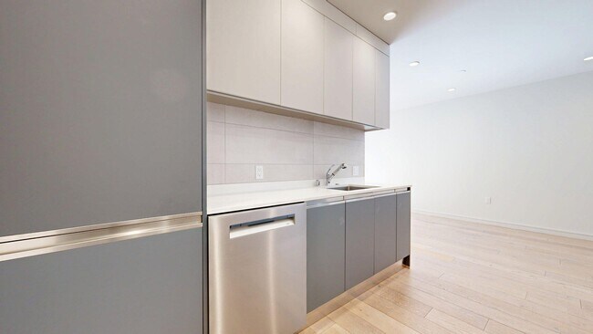 Building Photo - 606 Capp St