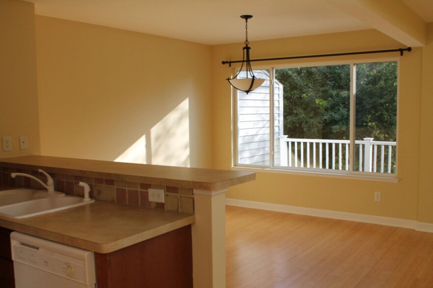 dining area overlooking woods - 862 Pinnacle Run Dr SE