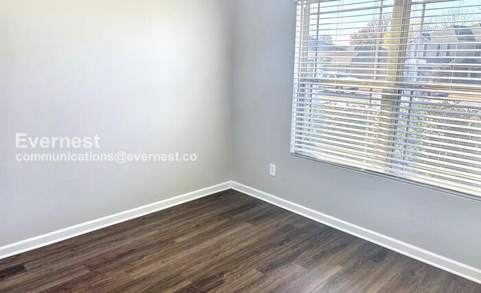 Building Photo - 215 Village Springs Dr