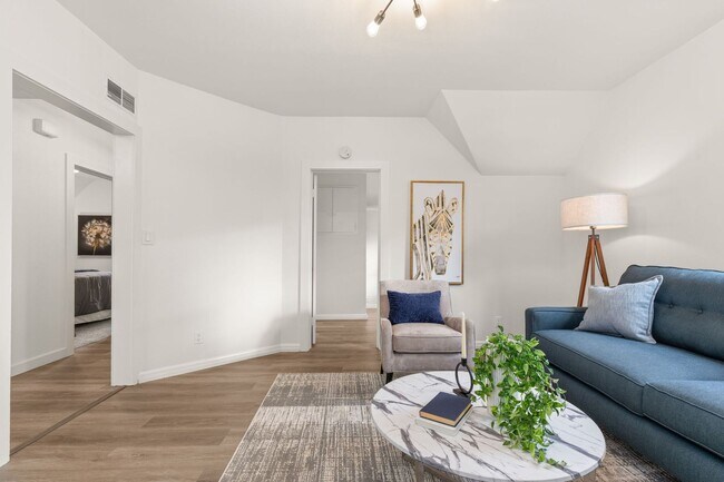 Building Photo - 405-409 2nd St