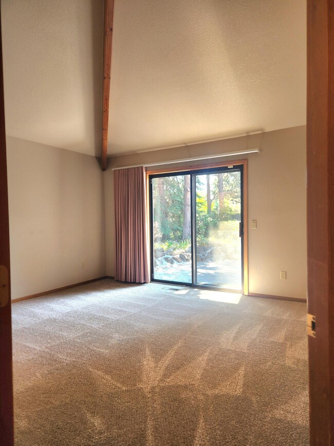 Building Photo - 611 NE Tracker Ct