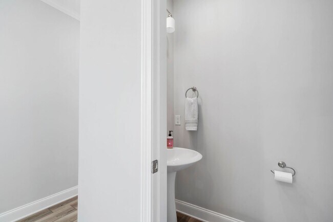 Building Photo - Canterbury Townhome