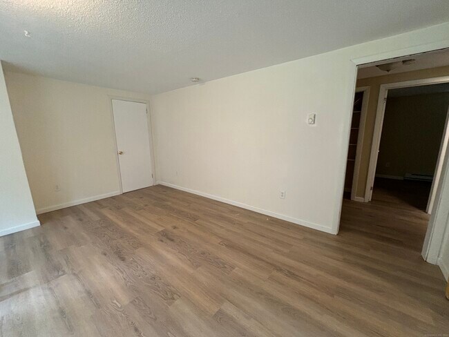 Building Photo - 9 White Oak Rd