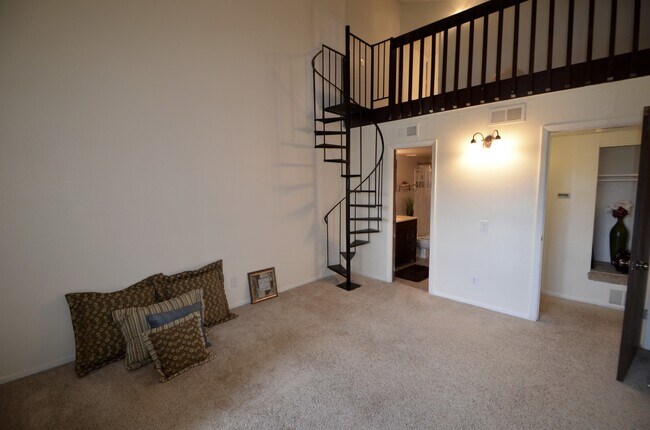 Building Photo - Large 1 Bedroom 1 bath with Loft!