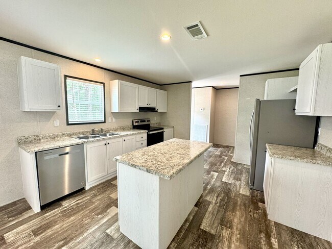 Building Photo - Huge 5 Bedroom 3 Bathroom Hastings Home Lo...