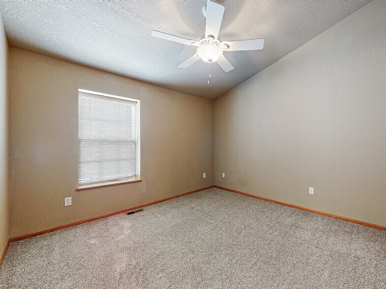 Bedroom - 385 NE Sandalwood
