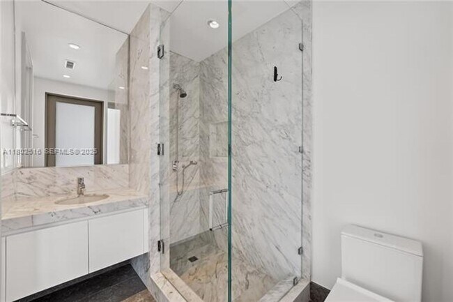 Building Photo - 17901 Collins Ave