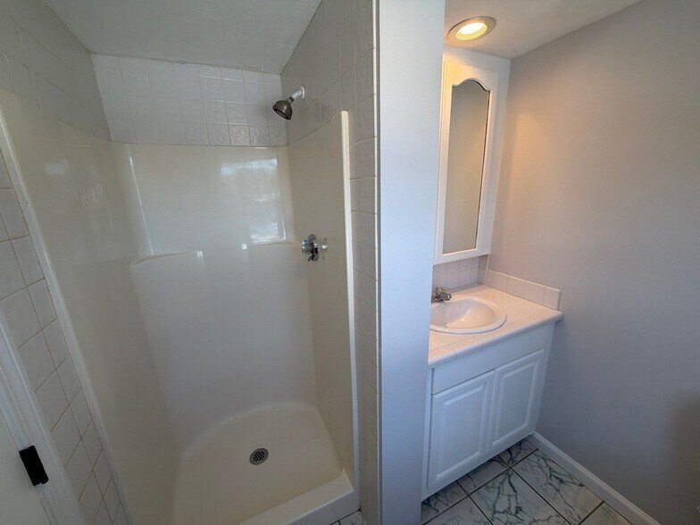 Building Photo - 610 Ives Row