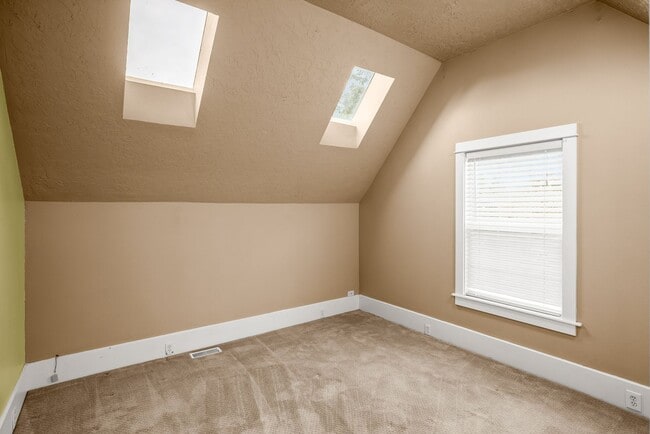 Building Photo - Delightful 4 Bed/2.5 Bath Craftsman home in the Rose City Park Neighbood