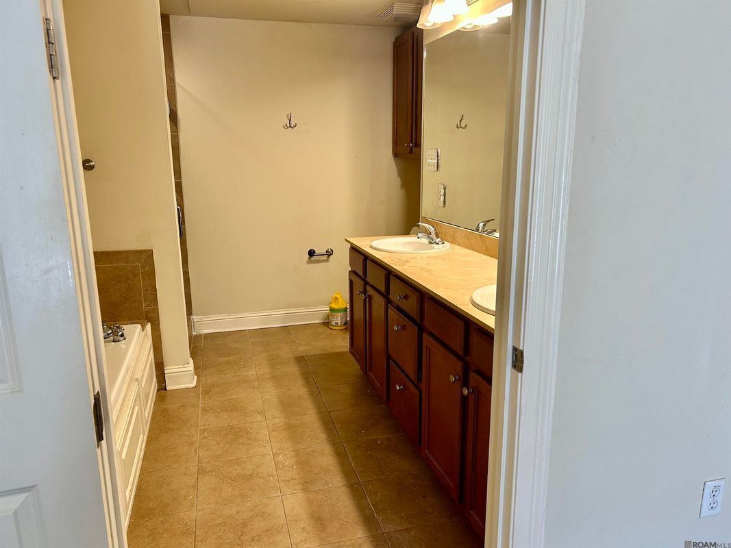 Building Photo - 2137 S Commerce Ave