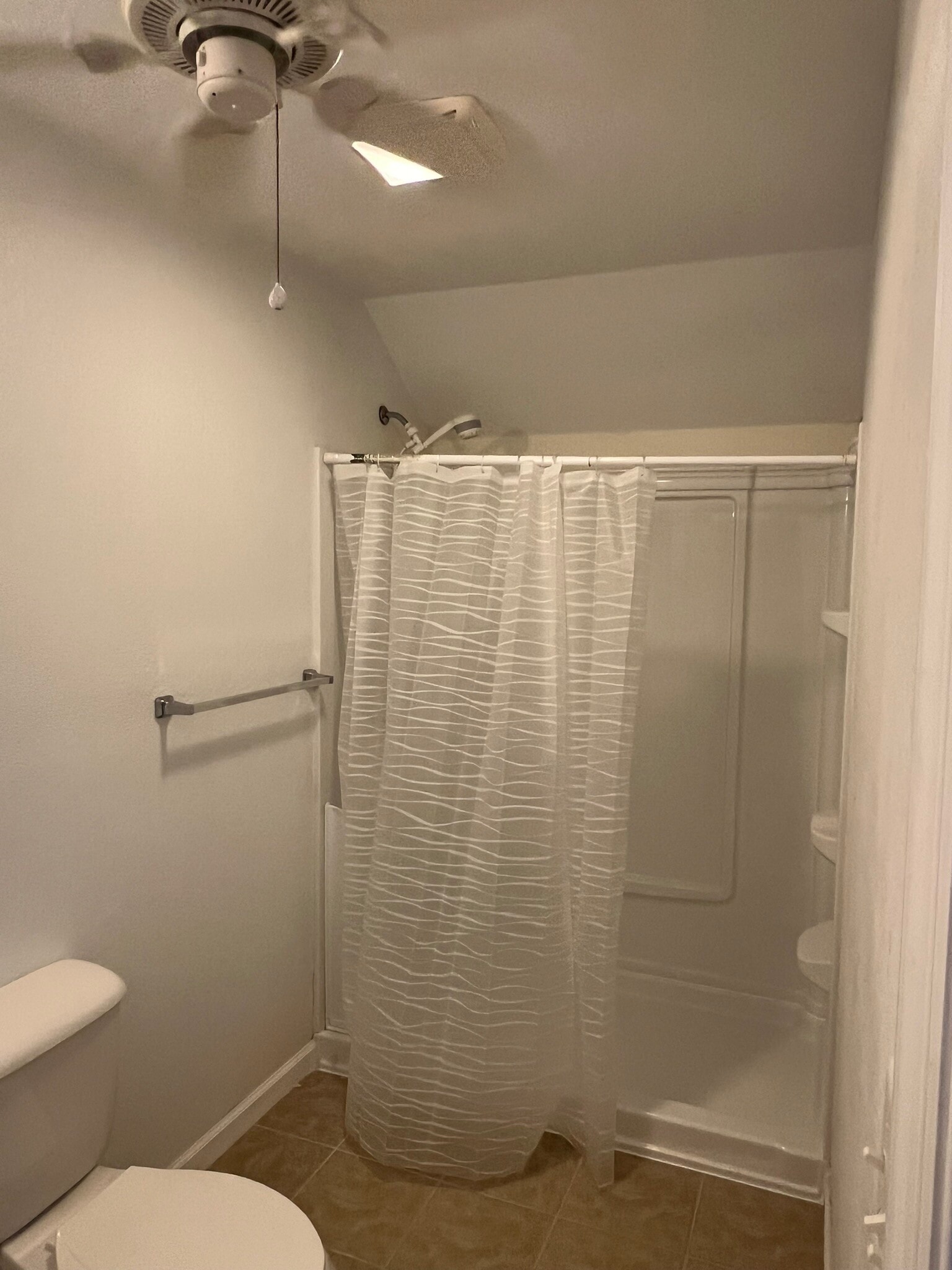 Full size shower - 2540 Greenwood Dr