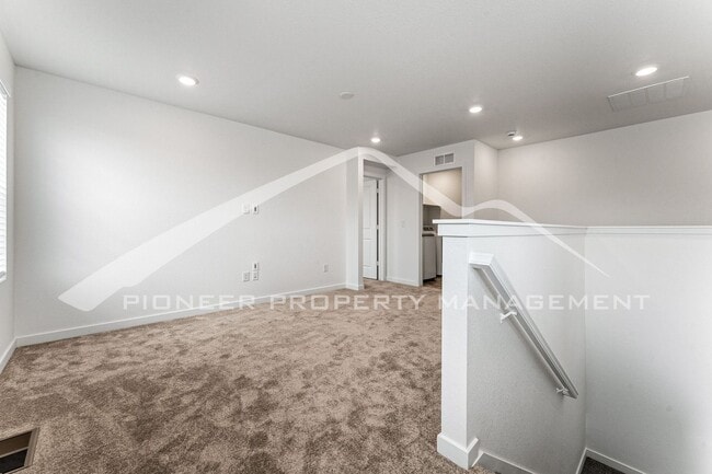 Building Photo - Charming Townhouse with Washer/Dryer and Garage