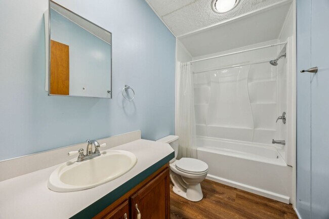 Building Photo - Spacious 3/2 Home on Nearly an Acre in Fer...