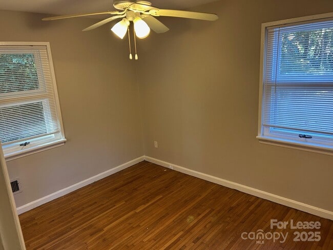 Building Photo - 724 Vanderbrook Rd