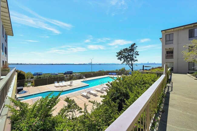 Building Photo - Top-floor Studio at Watergate