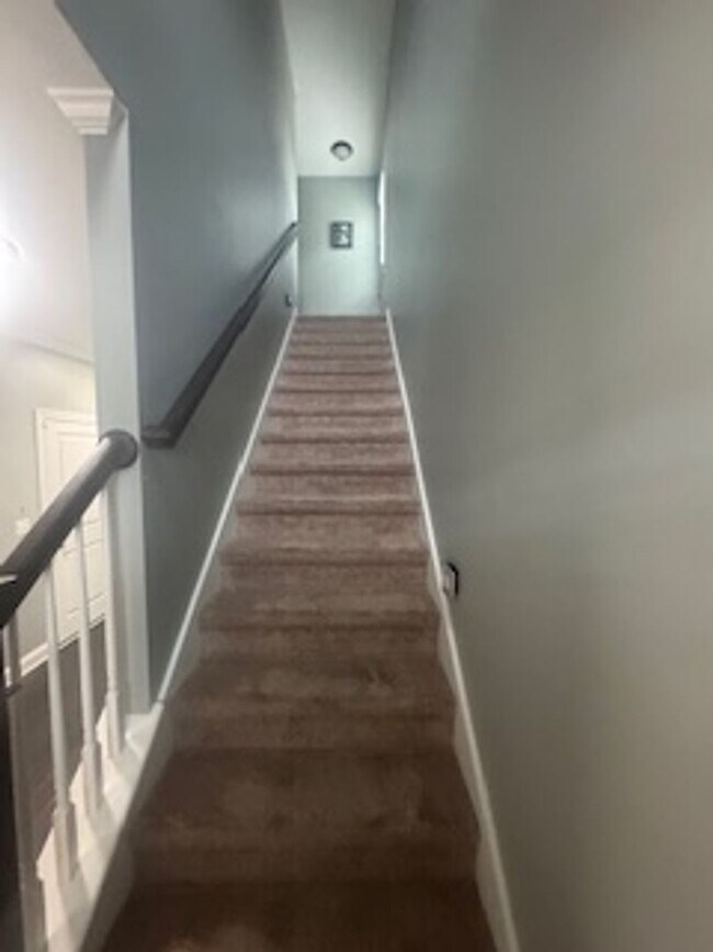 Building Photo - Available Now! Beautiful 3-Bedroom Home in Canterbury Farms