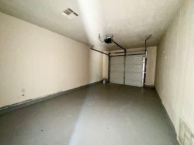 Building Photo - 4810 NW Hoover- AVAILABLE NOW!