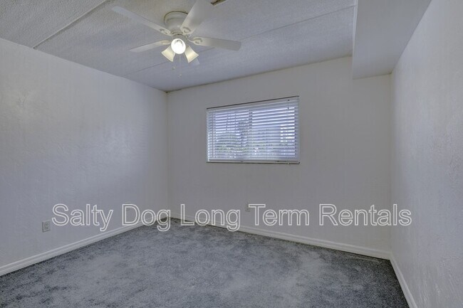 Building Photo - 400 Oakridge Blvd