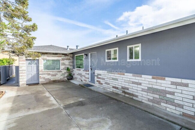 Building Photo - 582 Newton St