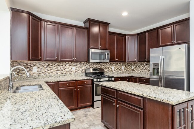 Building Photo - Spacious Home in Williamsburg - WASHINGTON RIDGE