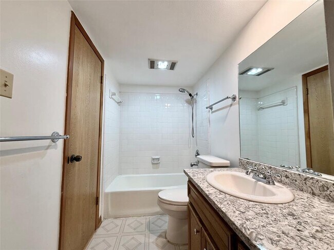 Building Photo - 3900 Knollwood Dr