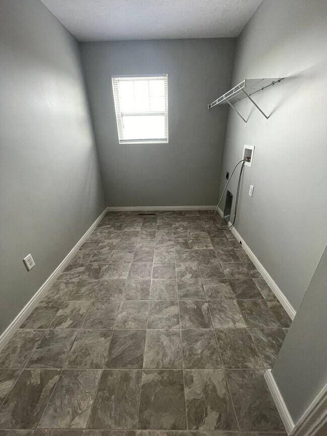 Building Photo - 3 Bedroom Single Family Home