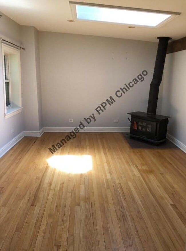 Building Photo - 1357 N Wolcott Ave