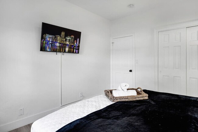 Building Photo - 704 NE 2nd St