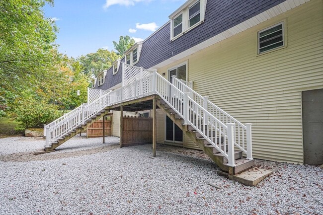 Building Photo - Modern, Cozy 2BR Home with Basement & Park...