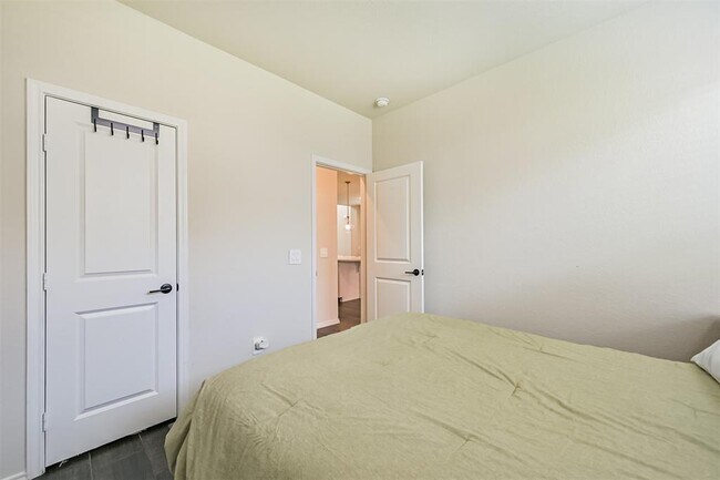 Building Photo - 3407 Knighton Hill Dr