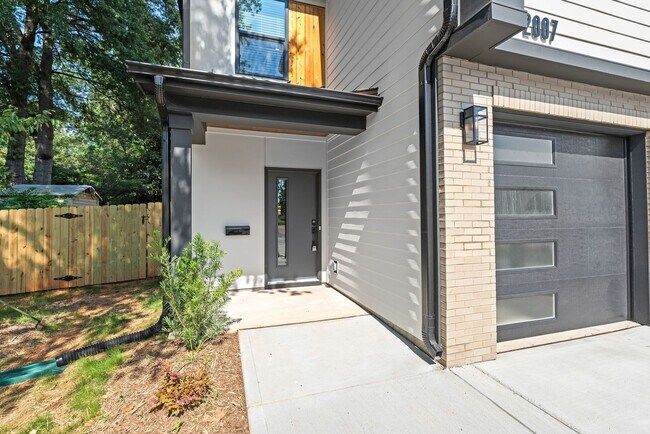 Building Photo - (Coming Soon) Bright & Modern Townhome in Westerly Hills