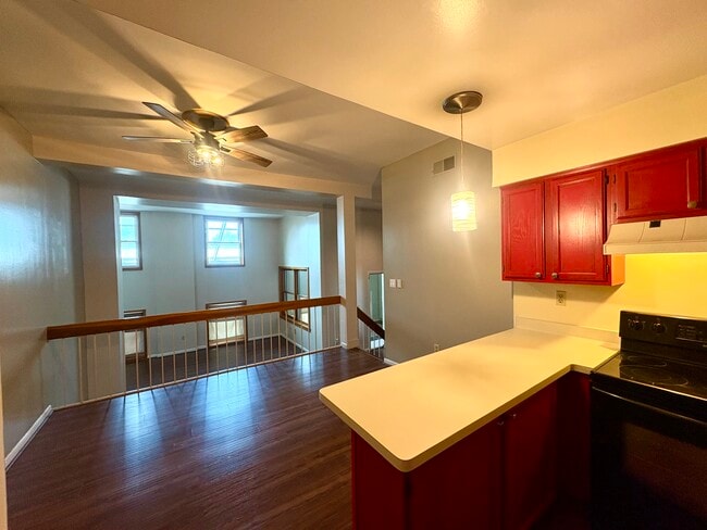 Building Photo - 409 La Grange Ave