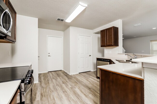 Building Photo - 10602 Hunters Pond