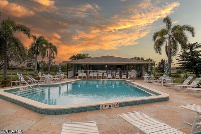 Building Photo - 4912 Tamiami Trl E
