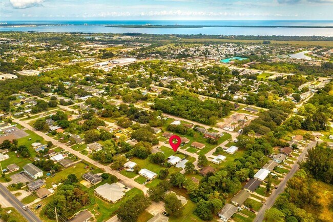 Building Photo - Charming 3 bedroom Home with Huge Fenced Yard