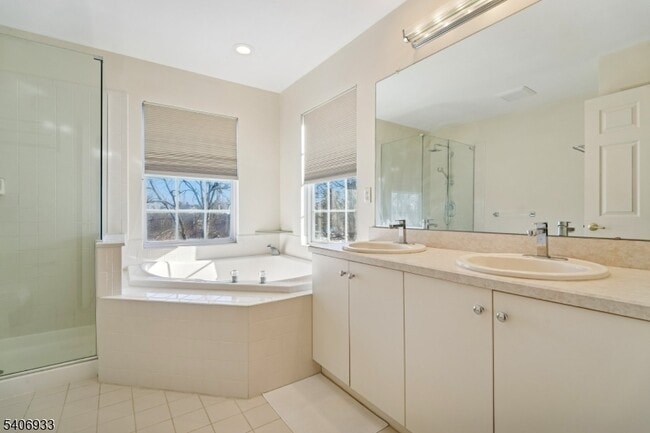 Building Photo - 163 Gladstone Dr