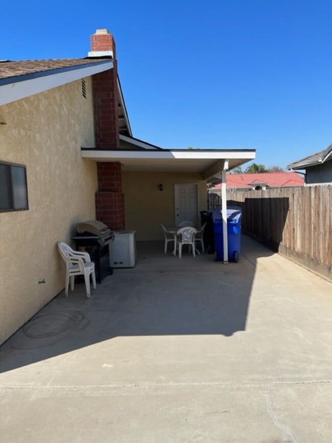Building Photo - Nice 5 bedroom home with a large garage.