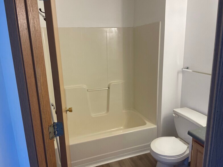 Building Photo - 664 Terrace Park Blvd