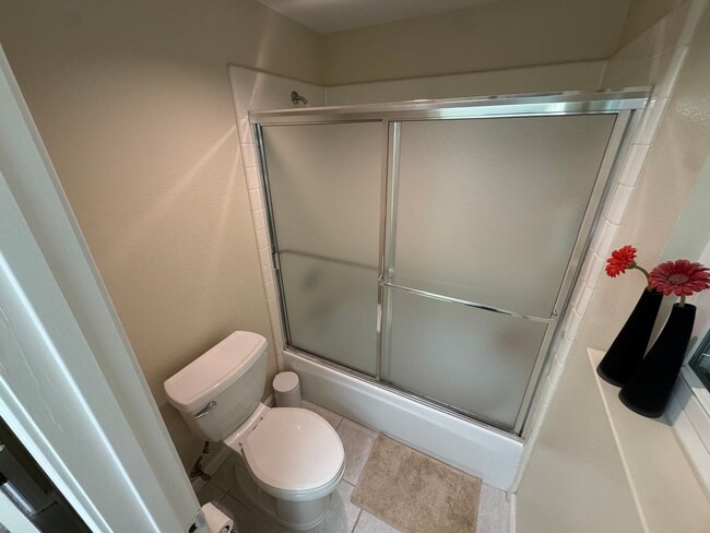 Building Photo - 5 bed 3 bath Gated Community in Union City...