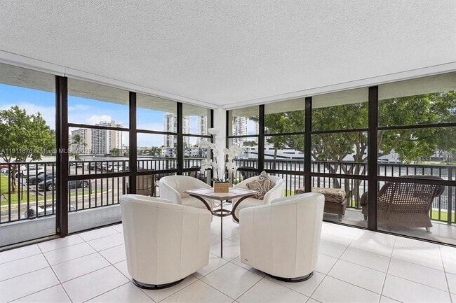 Building Photo - 1000 Parkview Dr