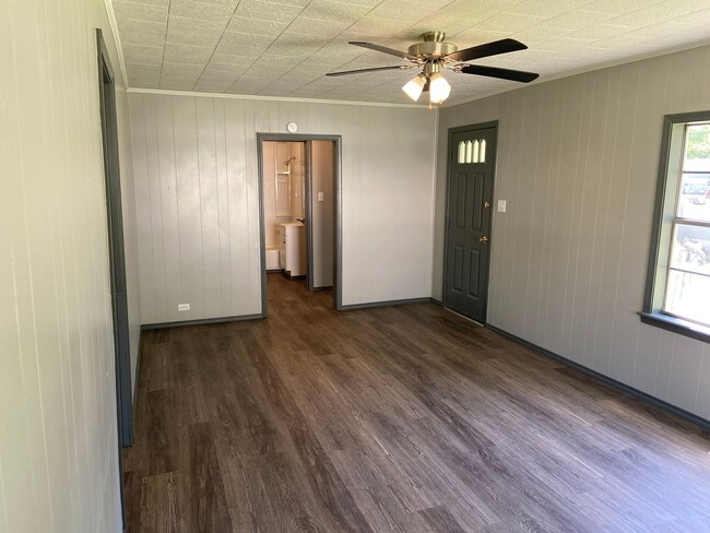Building Photo - Remodeled Unit Available Now!