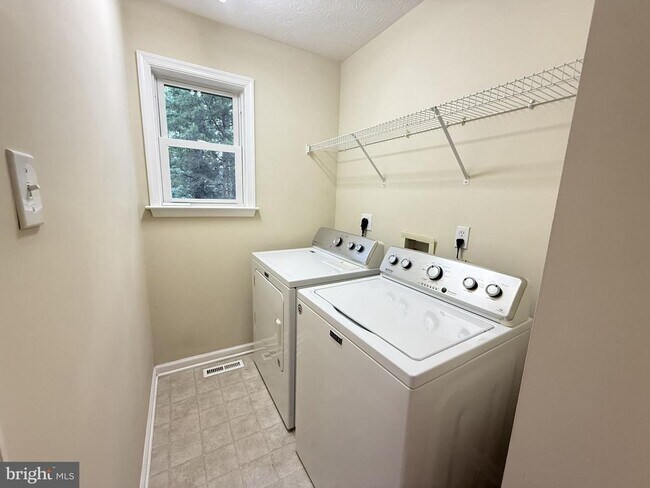 Building Photo - 1234 Lakeview Dr