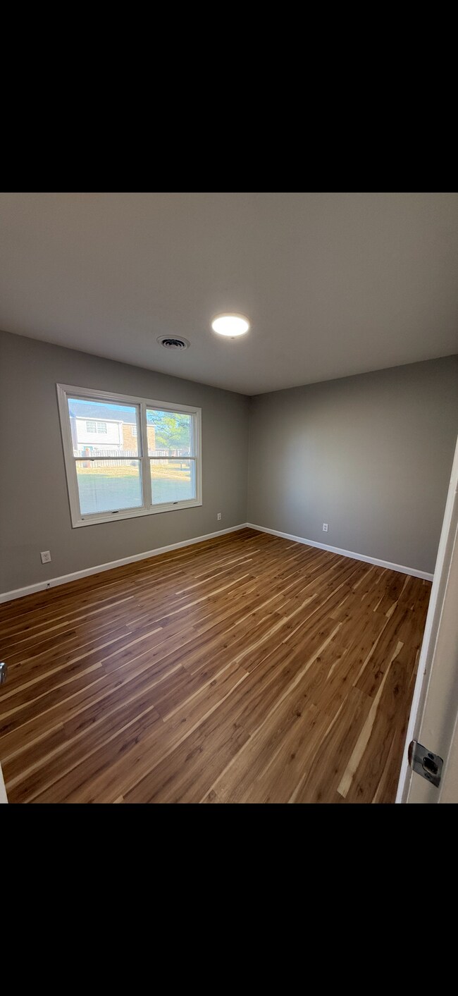 Building Photo - Newly Updated 1 Bedroom, 1 Bathroom Apartment! Close to Pool!