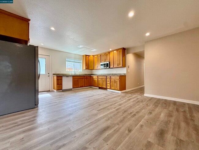 Building Photo - 148 Lancaster Way