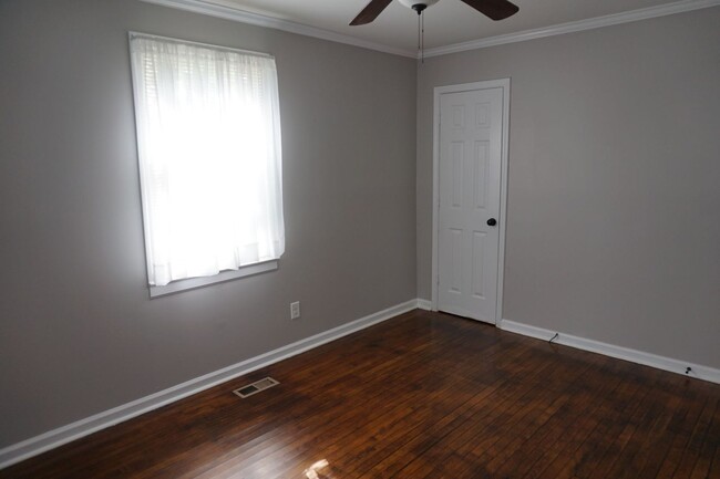 Building Photo - Pet Friendly 3 Bedroom 1 Full Bath located...