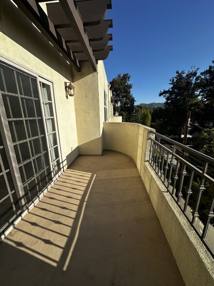 Private Patio with VIEWS! - 4601 Coldwater Canyon Ave